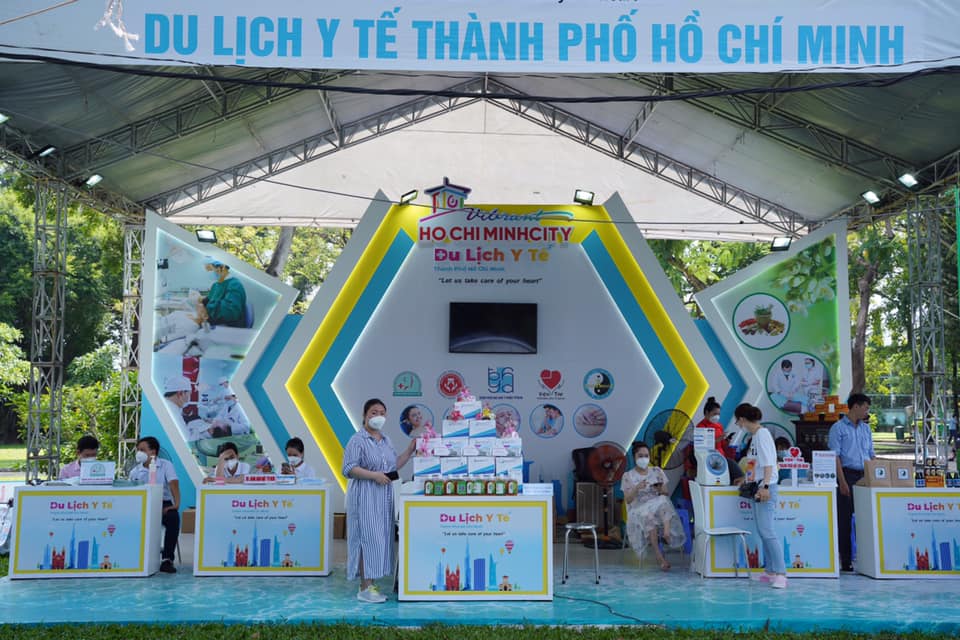 Có thể là hình ảnh về 11 người và mọi người đang đứng