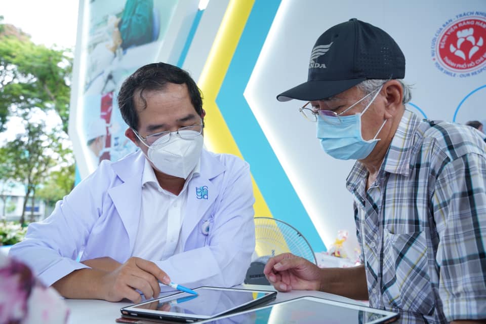 Có thể là hình ảnh về 2 người và mọi người đang đứng