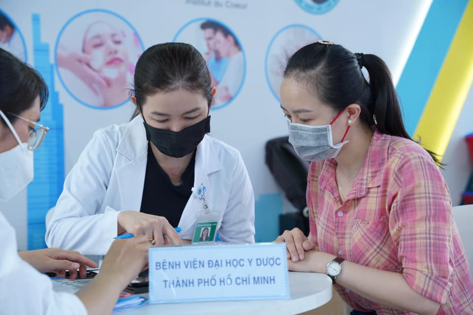 Có thể là hình ảnh về 3 người, mọi người đang ngồi, mọi người đang đứng và văn bản cho biết 'n BỆNH VIỆN ĐẠI HỌC Y DƯỢC THÀNH PHỐ Há CHÍ MINH'
