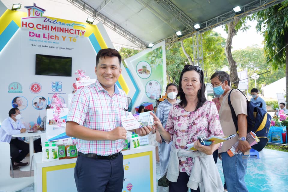 Có thể là hình ảnh về 6 người và mọi người đang đứng