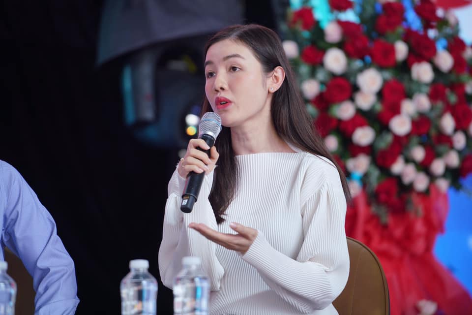 Có thể là hình ảnh về 2 người và mọi người đang đứng