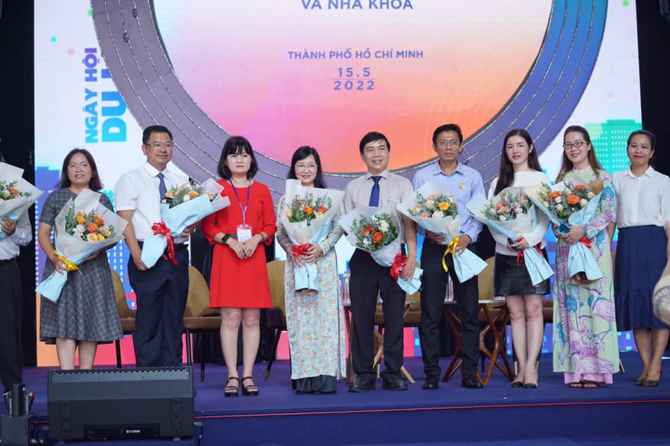 Có thể là hình ảnh về 10 người, mọi người đang đứng, trong nhà và văn bản cho biết 'VA NHA KHOA THÀNH PHỐ Há CHỈ MINH 15.5 2022 HỌI NGÀY DU'